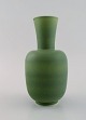 Wilhelm Kåge for Gustavsberg. Vase i glaseret keramik. Smuk glasur i olivengrønne nuancer. Midt 1900-tallet.