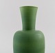 Wilhelm Kåge for Gustavsberg. Vase i glaseret keramik. Smuk glasur i olivengrønne nuancer. Midt 1900-tallet.