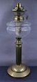 Petroleum bordlampe i messing med Opaline skærm fra 1.halvdel af 1900 tallet. Højde ca. 62cm. Det klare glasrør mangler.