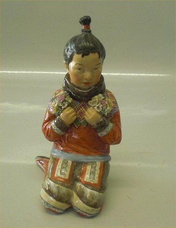 Klosterkælderen - Royal Copenhagen figurine * 12415 Greenland girl