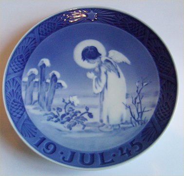 Bing And Grondle Christmas Plate 2022 Klosterkælderen - Royal Copenhagen Christmas Plate 1945 - Royal Copenhagen  Christmas Plate 1945