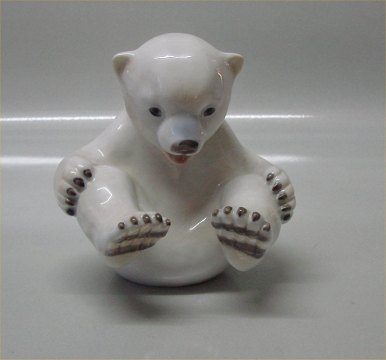 Klosterkælderen - B&G 2536 Polar bear cub sitting up MA 10.5 cm