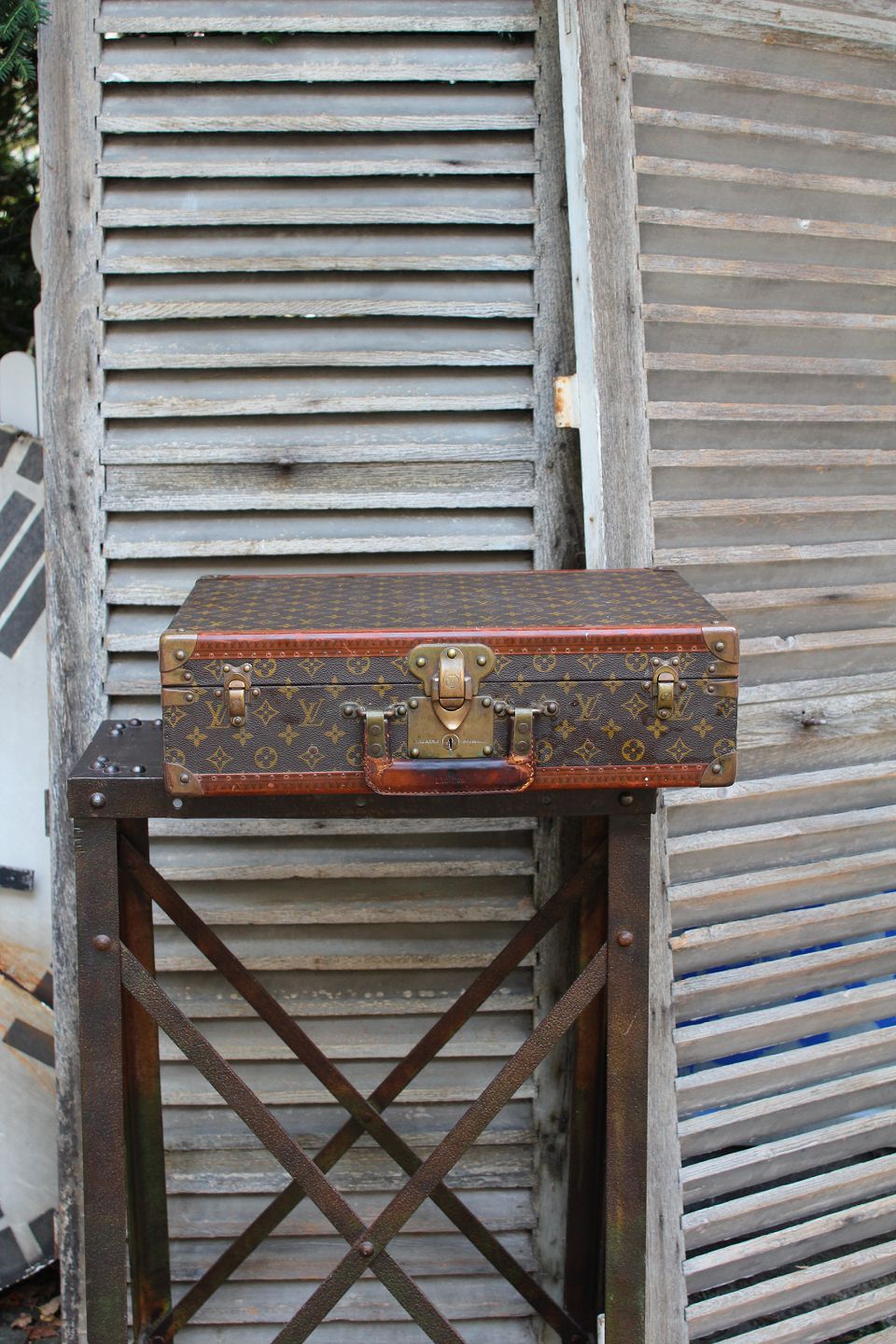 www.Antikvitet.net - Gammel Fransk Louis Vuitton * ( hård box ) med : LV . *