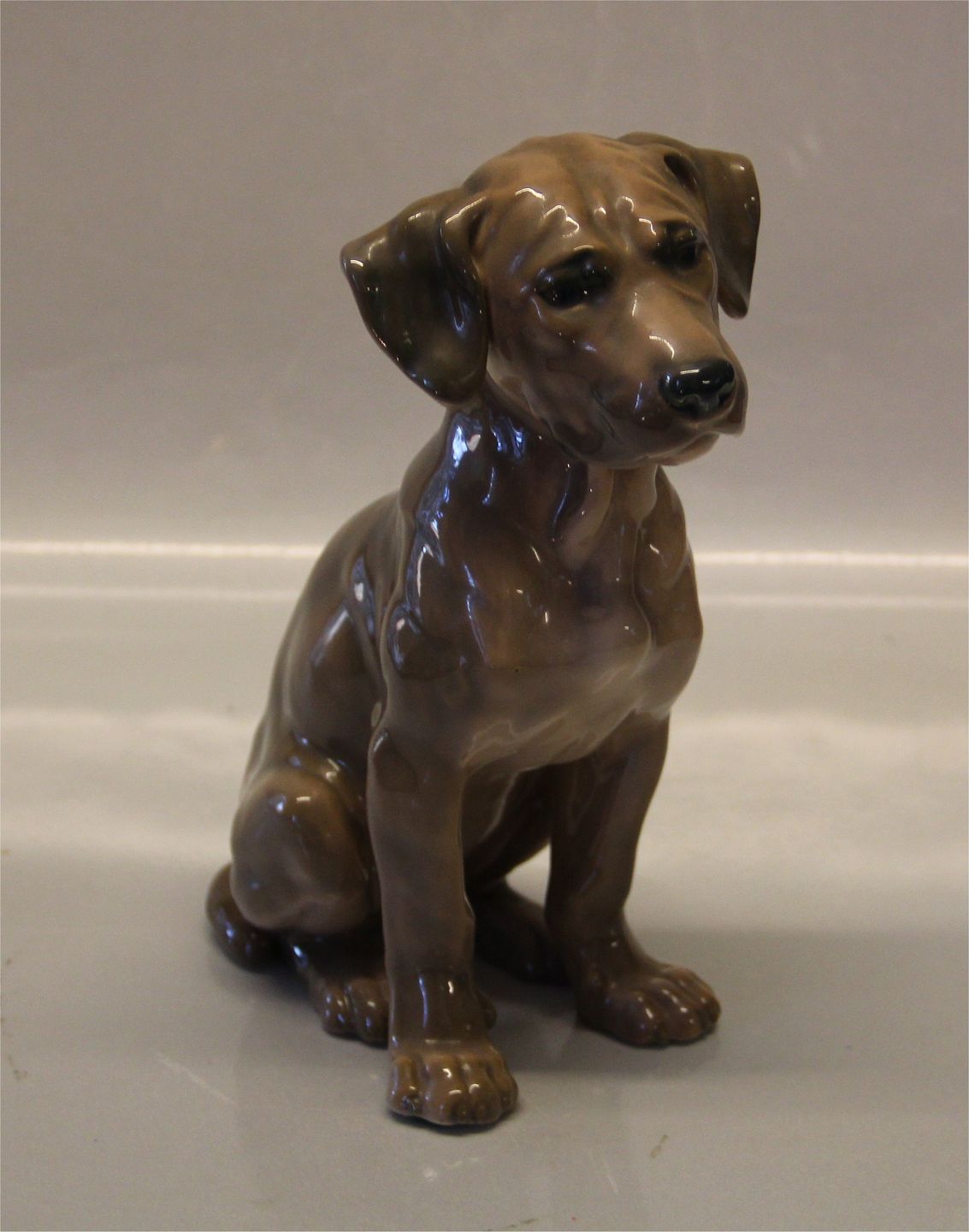 www.Antikvitet.net - B&G figure B&G Siddende hundgravhund ? Broholmer? 19 cm