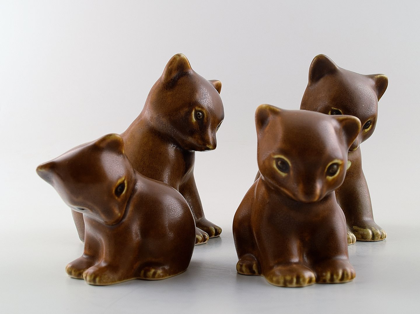 - Knud Basse, 4 brune bjørneunger, keramik. *