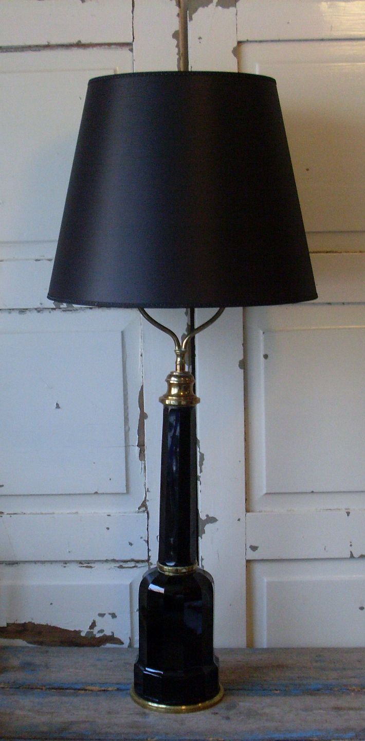 www.Antikvitet.net - Stor lampe i sort opaline