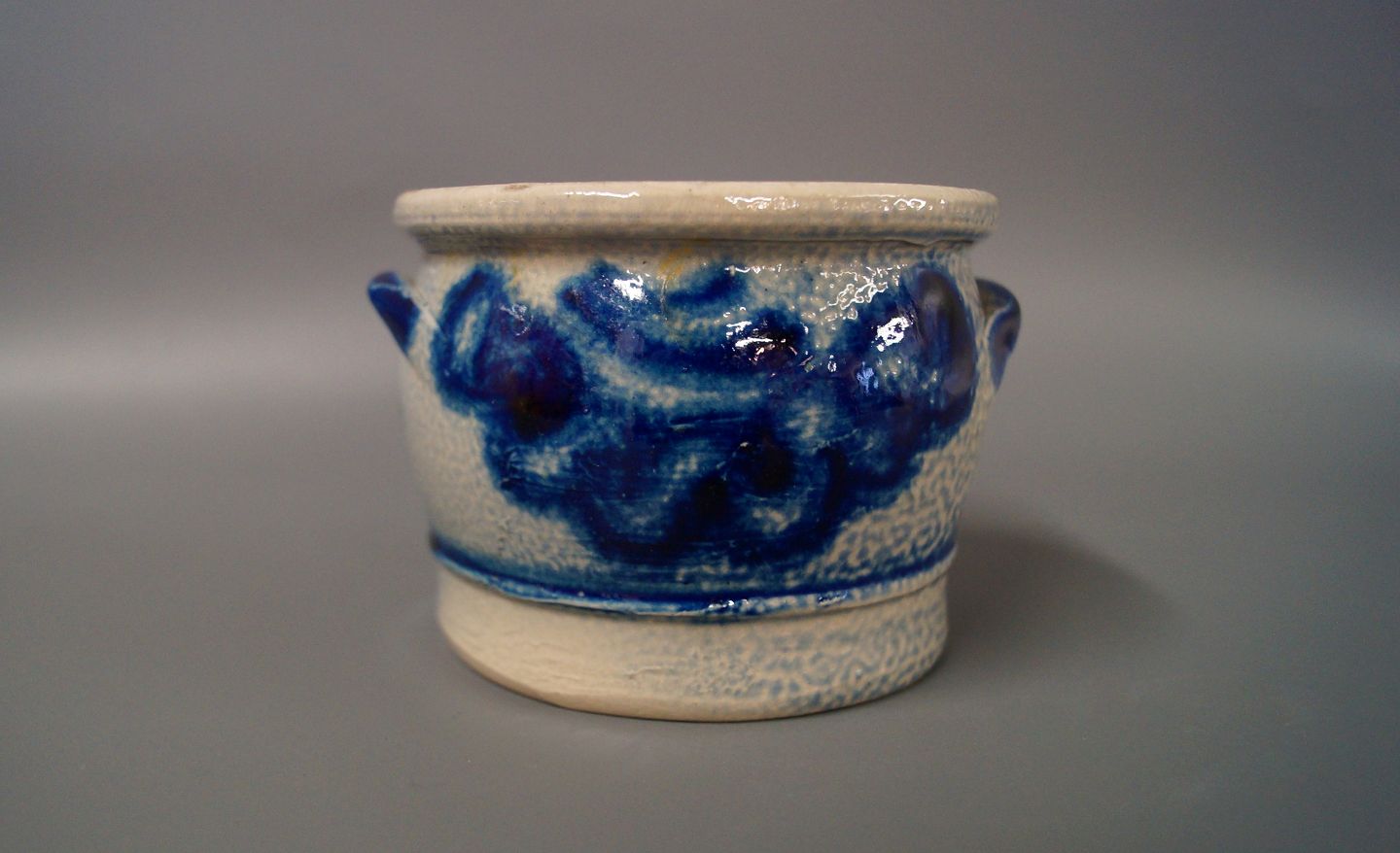 Lille keramik krukke med blåt mønster. 5000m2 udstilling. - Osted Antik & Design