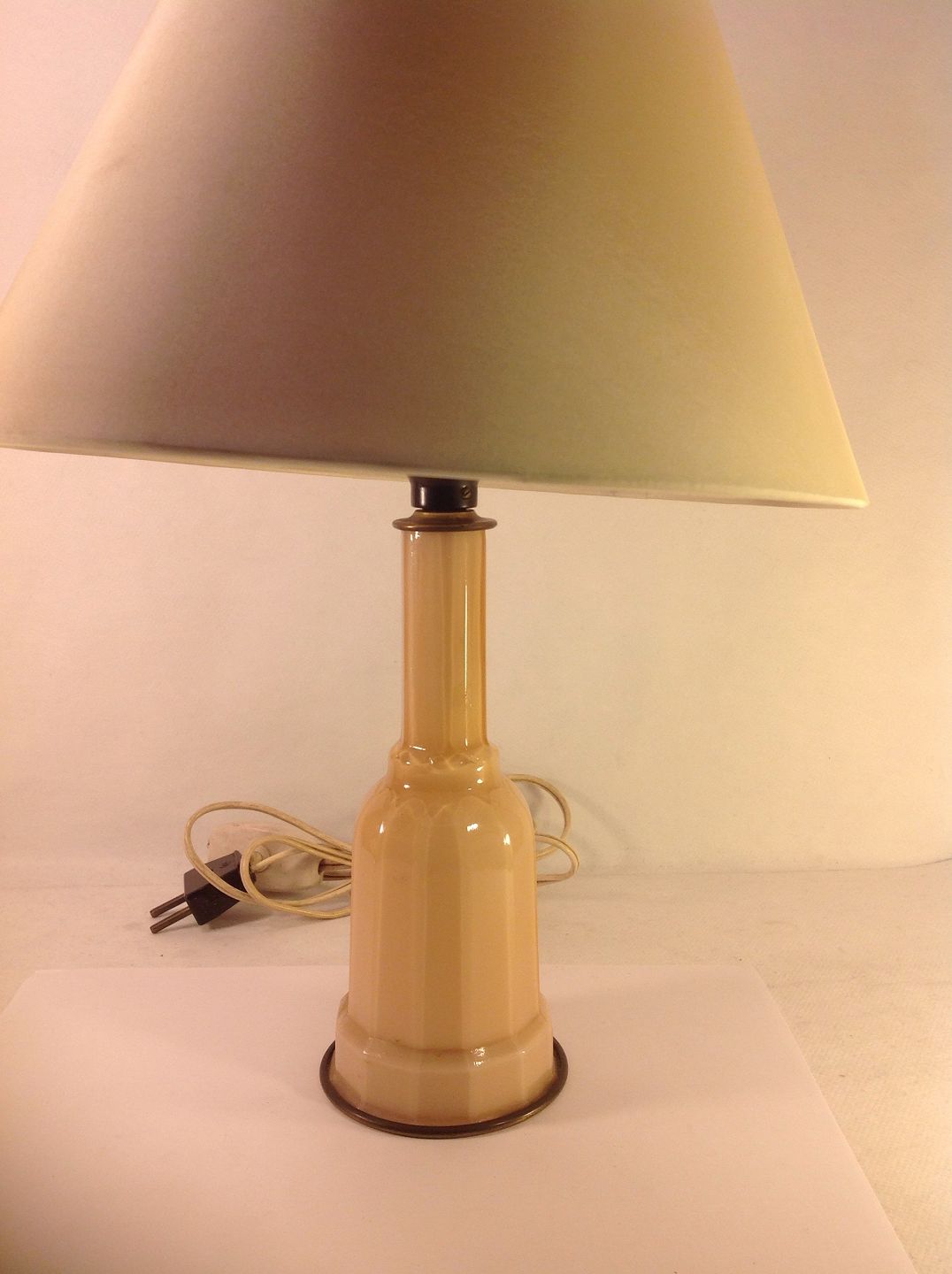 www.Antikvitet.net - Heiberg lampe. * lyserød opalglas. * Højde: 26,2 cm med fatning. * med skærm: cm * kontakt.