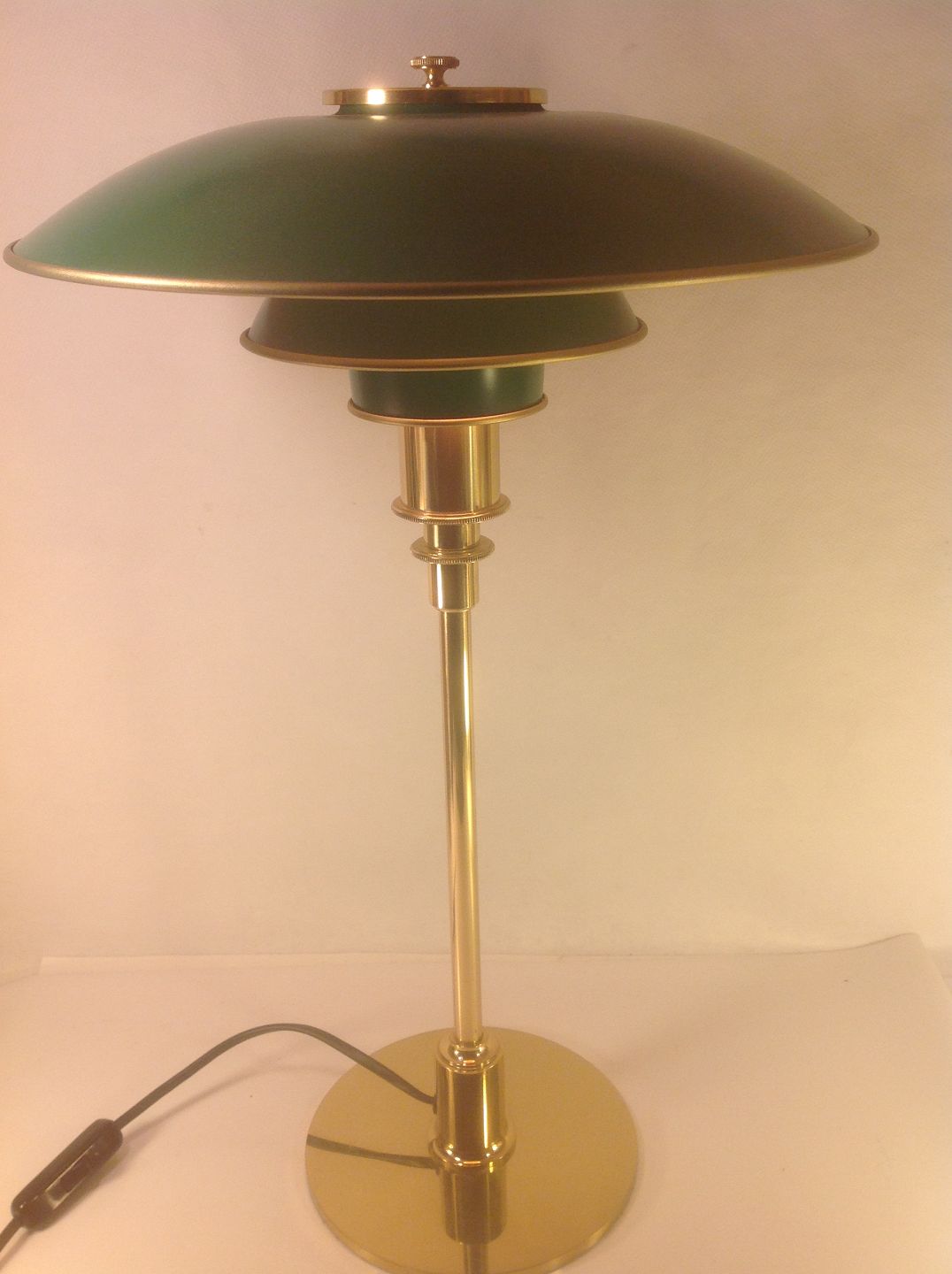 - Poul Henningsen / Louis Poulsen * PH 3/2 * Bordlampe ( jubilæums model ) i forgyldt metal og grønne