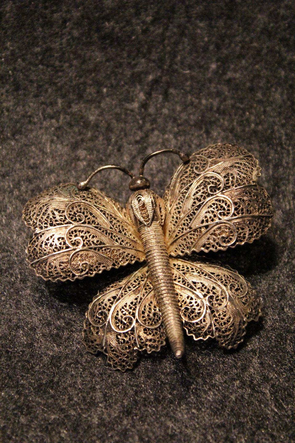 www.Antikvitet.net - Gammel sommerfugle broche sølv filigran. * Måler:6x5,5cm. * SOLGT !