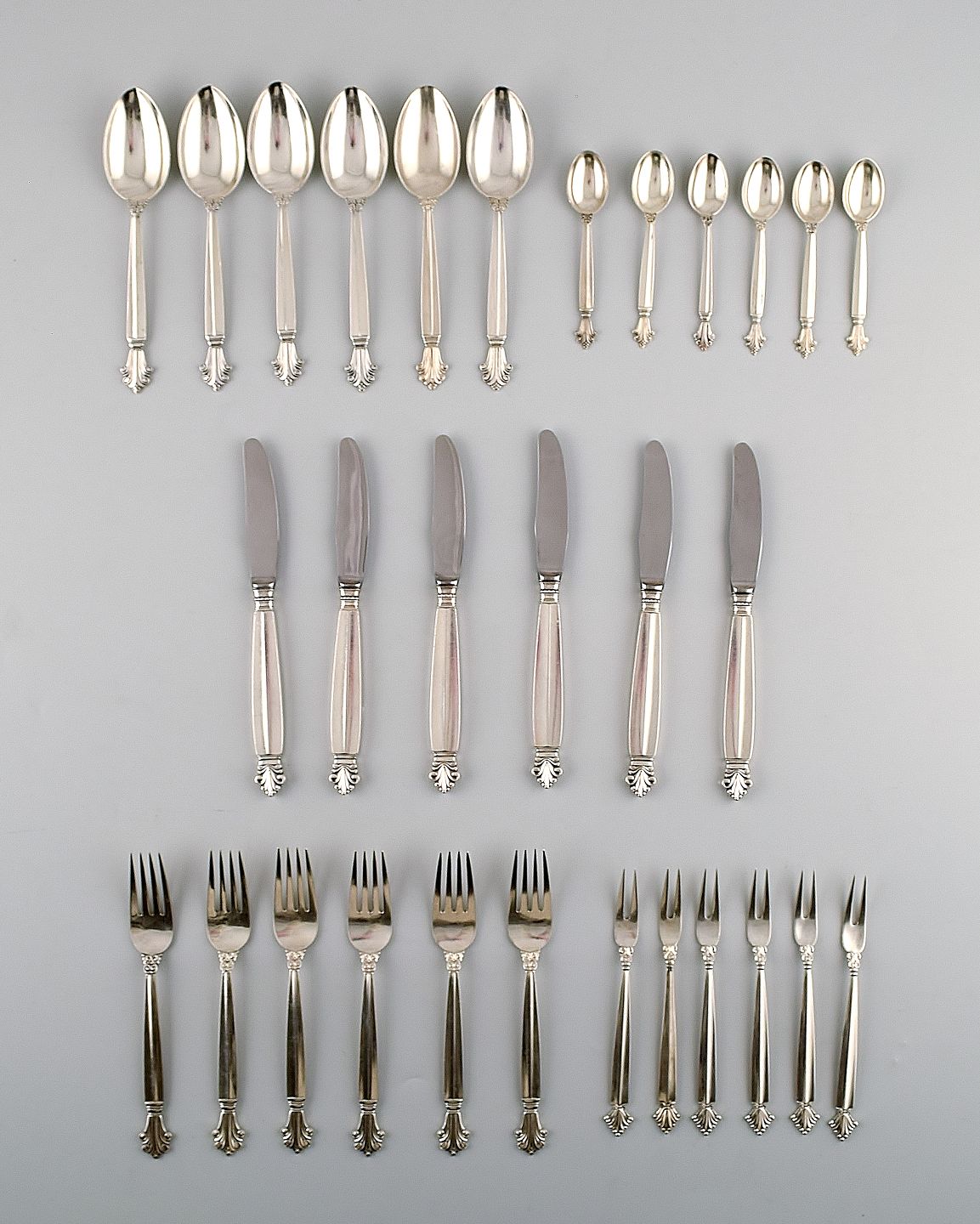 Interessant ale Først www.Antikvitet.net - Georg Jensen Sterlingsølv 'Dronning' Bestik. Komplet service, 30 dele til 6 personer. Interessant ale Først www.Antikvitet.net - Georg Jensen Sterlingsølv 'Dronning' Bestik. Komplet service, 30 dele til 6 personer.