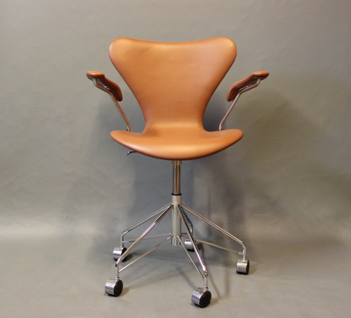 www.Antikvitet.net 7'er kontorstol, model 3217, med og af Arne Jacobsen og Fritz Hansen. 5000m2