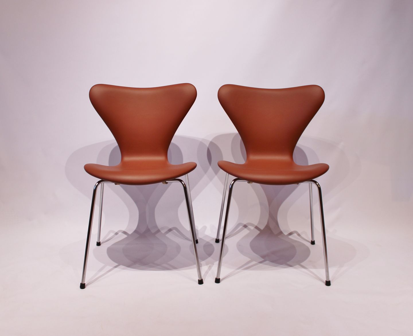 www.Antikvitet.net - Et par syver stole, 3107, i cognac farvet savanne læder, designet af Arne Jacobsen og fremstil