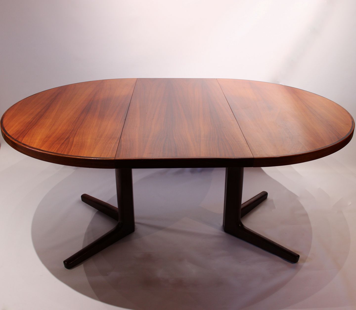 KAD ringen - Rundt spisebord i med 2 udtræksplader dansk design Vejle Stole - Rundt spisebord i palisander med 2 udtræksplader af dansk design fra Vejle Stole