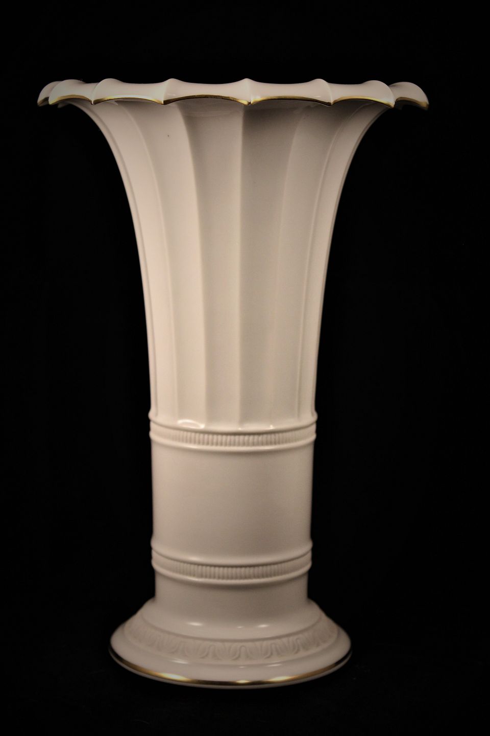 www.Antikvitet.net - Hetsch vase fra Copenhagen , hvid med guldkant. * 482/8569. 1958.