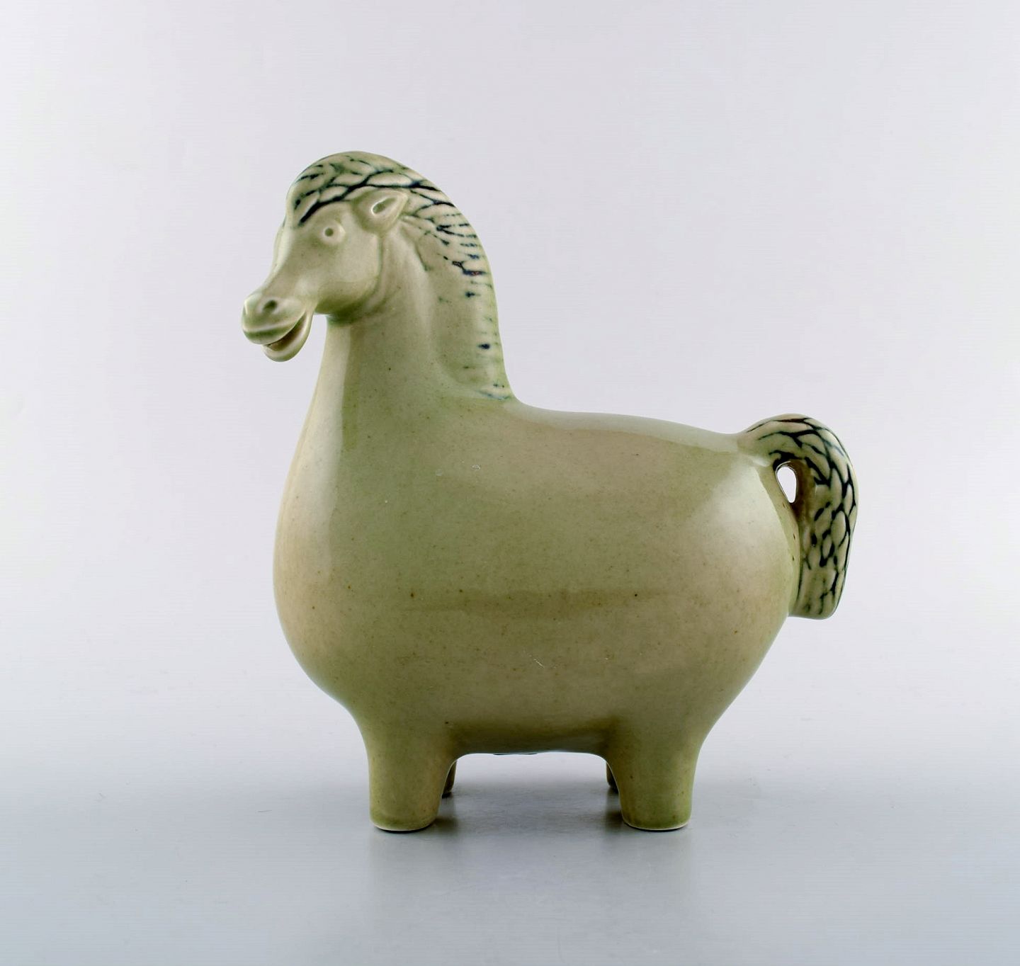 Stig Lindberg for Gustavsberg. * Hestefigur af stentøj, dekoreret i grøn glasur.