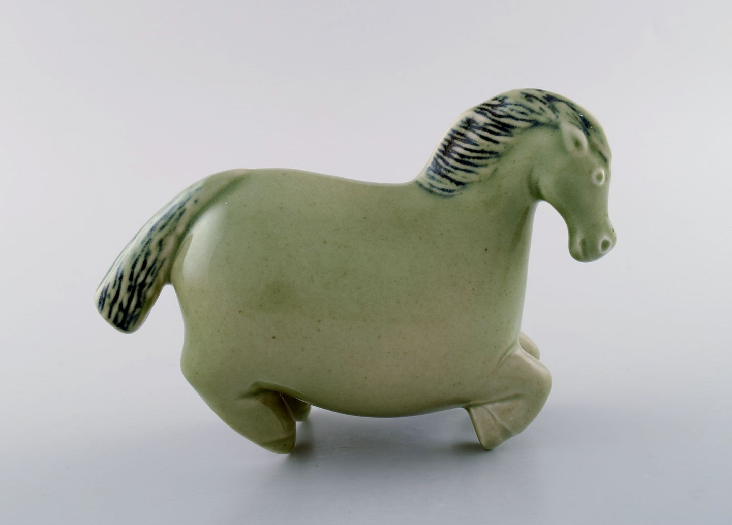 Stig Lindberg for Gustavsberg. * Hestefigur af stentøj, dekoreret i grøn glasur.