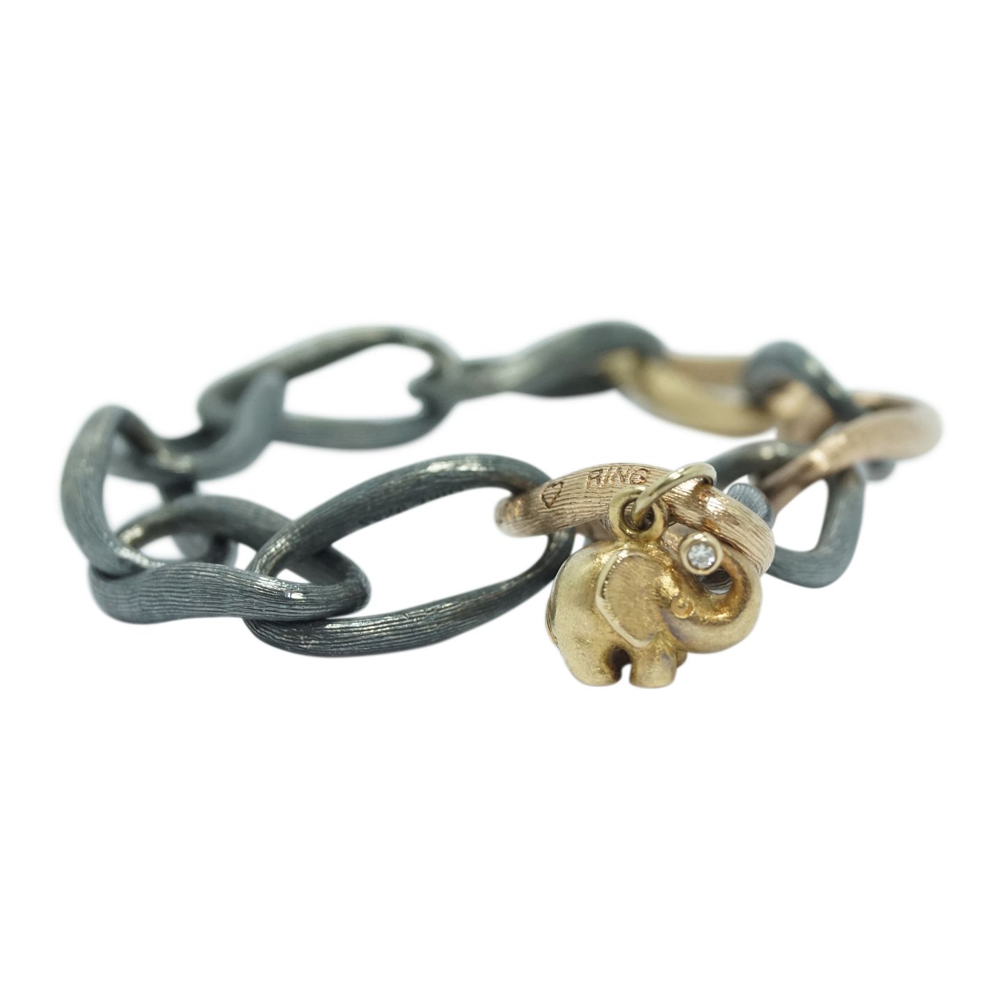 KAD ringen Ole Lynggaard Charlotte Lynggaard Love bracelet w. elephant diamond pendant 1 Ole Lynggaard Charlotte Lynggaard Love bracelet w. elephant diamond pendant 1