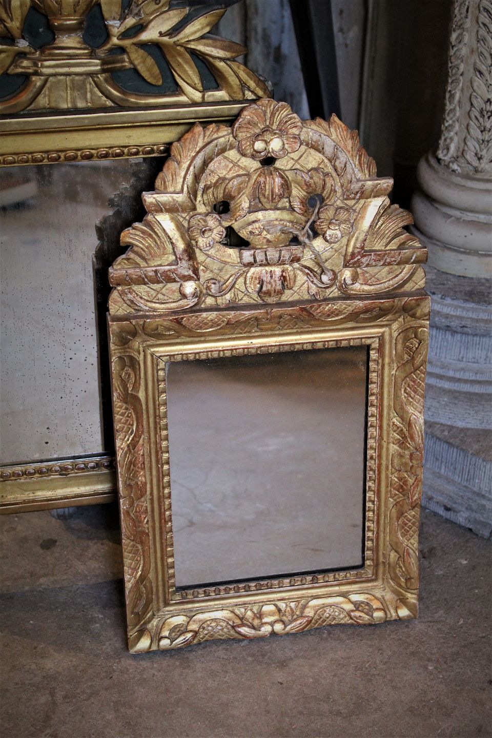 K&Co - , Fransk 1800 tals spejl med fin dekoreret ramme med gammel forgyldni