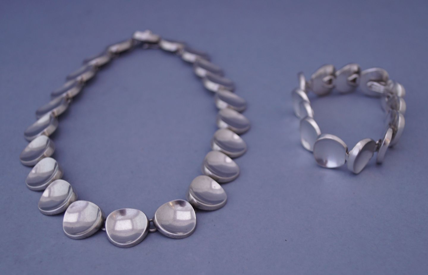 detail måle Triumferende www.Antikvitet.net - Bent Knudsen; smykkesæt i sterling sølv med kraftige  runde trekanter