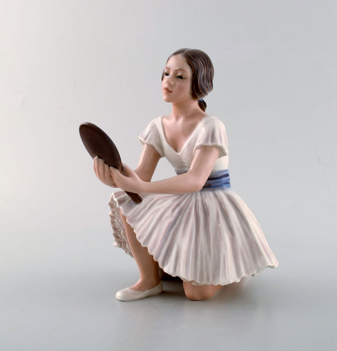 www.Antikvitet.net Dahl Jensen porcelænsfigur. Ballerina med spejl. Modelnummer 1. Sortering. 1920/30'erne.