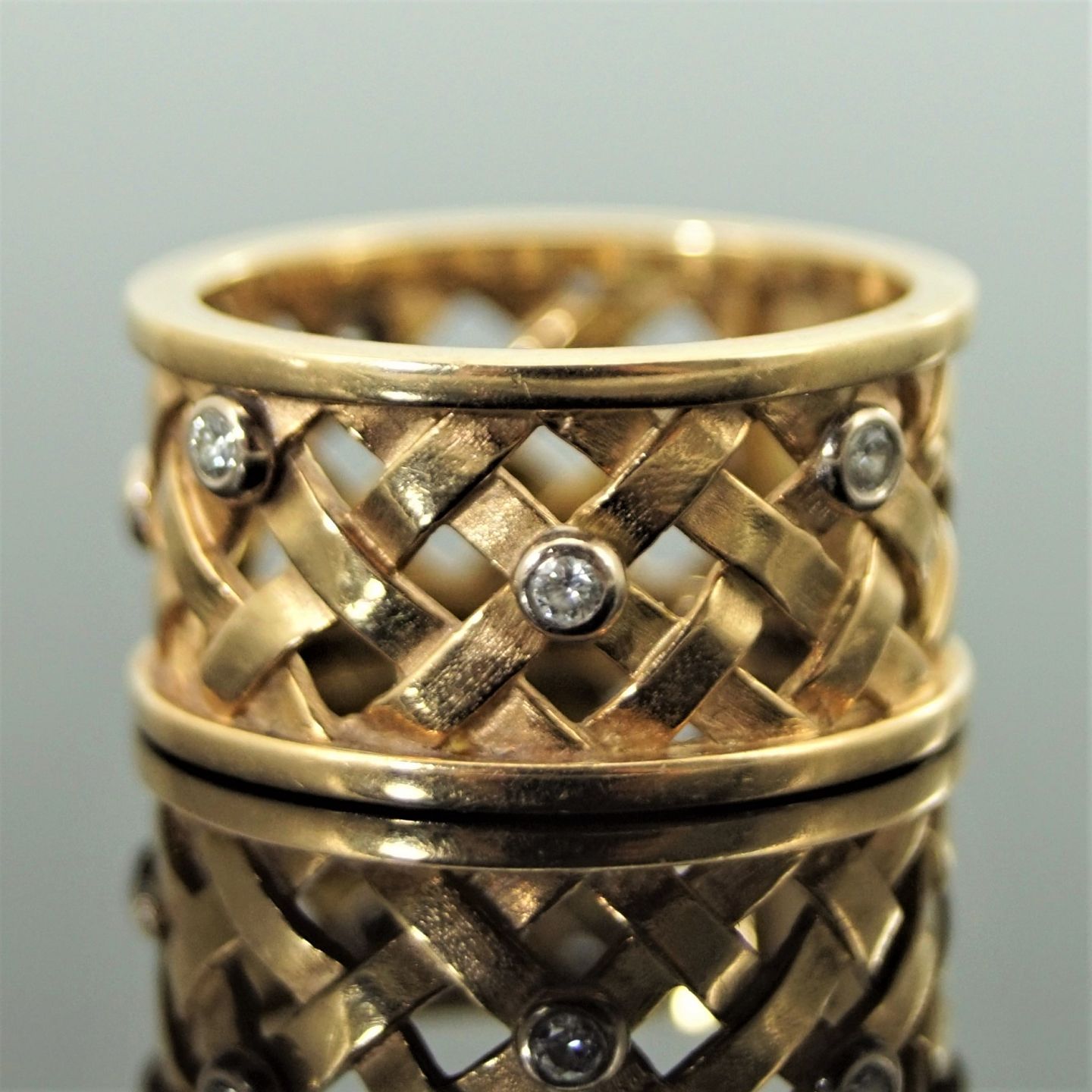 www.Antikvitet.net - Ole Lynggaard; Smal fletring ring af 14 kt. guld med diamanter fattet hvidguld