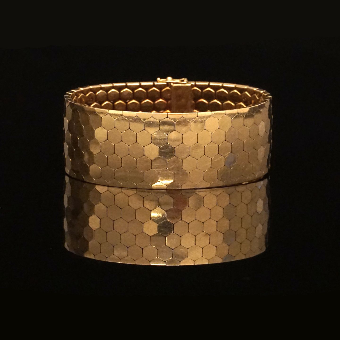 Meander skade straf www.Antikvitet.net - Bredt og kraftigt bikube armbånd i 18kt guld med  dobbelt sikkerhedslås. L: 20,5cm. B: 2,6cm