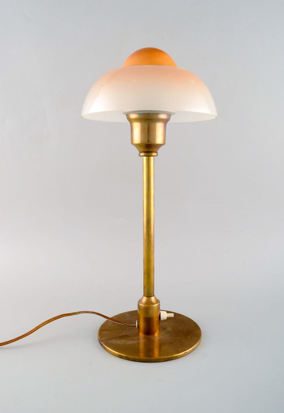 mode Ambassade længde www.Antikvitet.net - Fog & Mørup : Bordlampe med stamme af bruneret  messing, monteret med "Spejlæg" skærme af glas. *