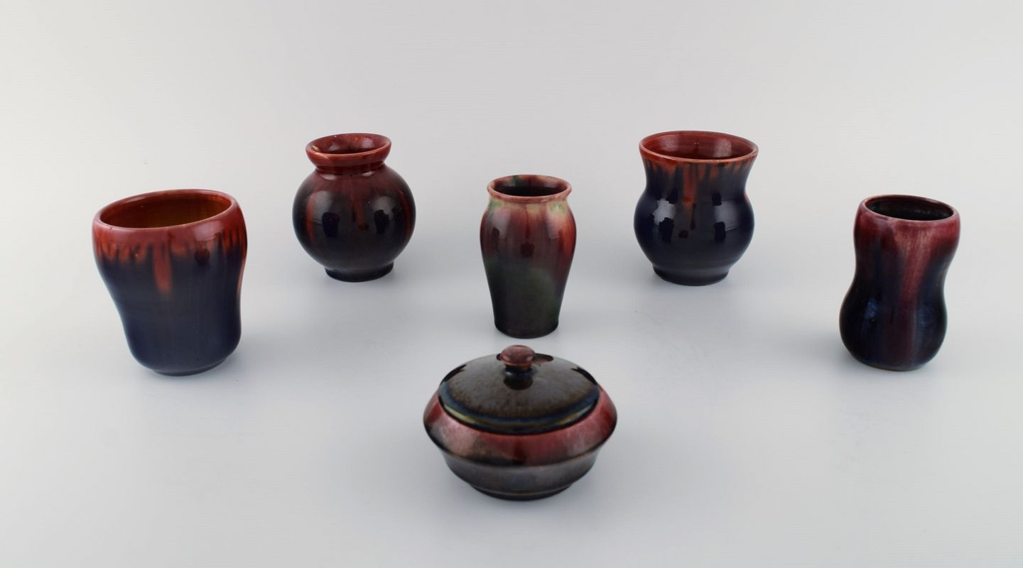 bunke Tick arm www.Antikvitet.net - Michael Andersen, Bornholm. Fem vaser og en lågkrukke  i glaseret keramik. Smuk glasur i røde og mørk
