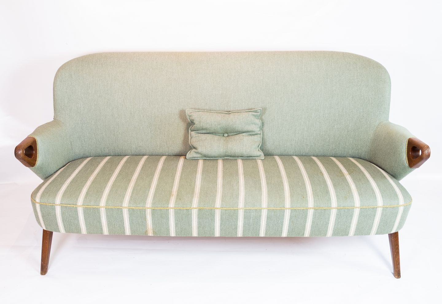 www.Antikvitet.net - personers sofa polstret med lysegrønt stribet stof med teak ben arme af design fra 1960e