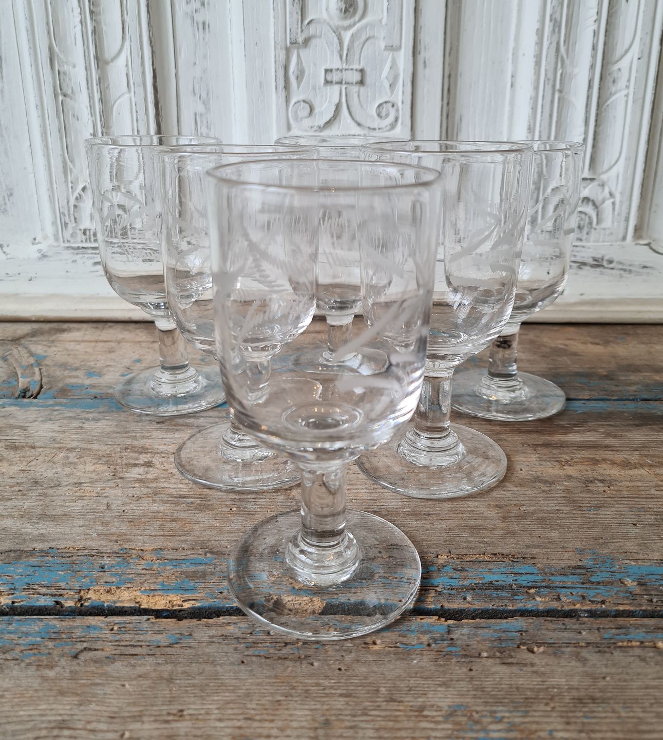 KAD ringen - Set on 6 French wine glasses with fine grinding in the form of  leaves - Set on 6 French wine glasses with fine grinding in the form of  leaves