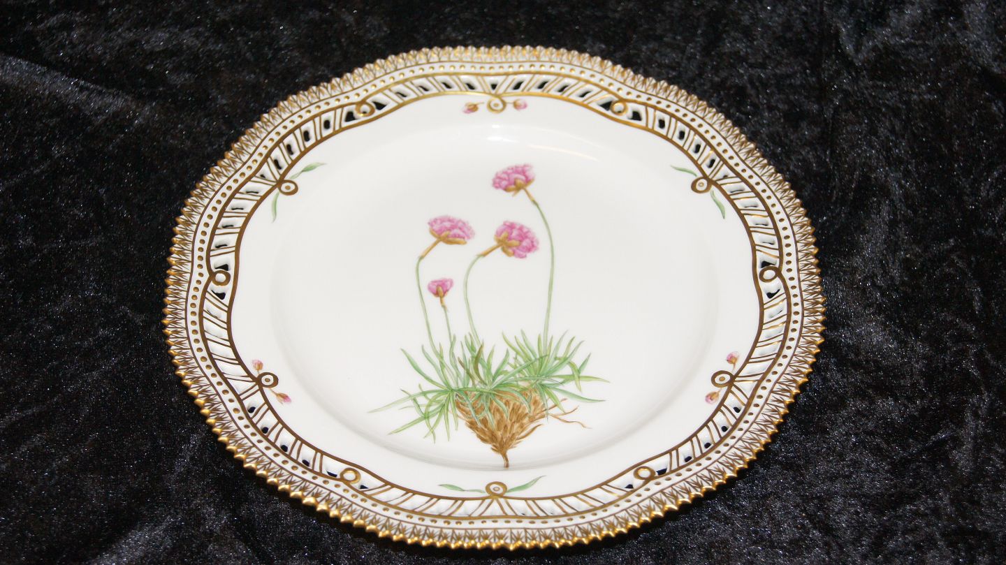 KAD ringen - Breakfast plate Breakthrough with edge #Flora danica * Royal  Copenhagen * Motif: - Breakfast plate Breakthrough with edge #Flora danica  * Royal Copenhagen * Motif: