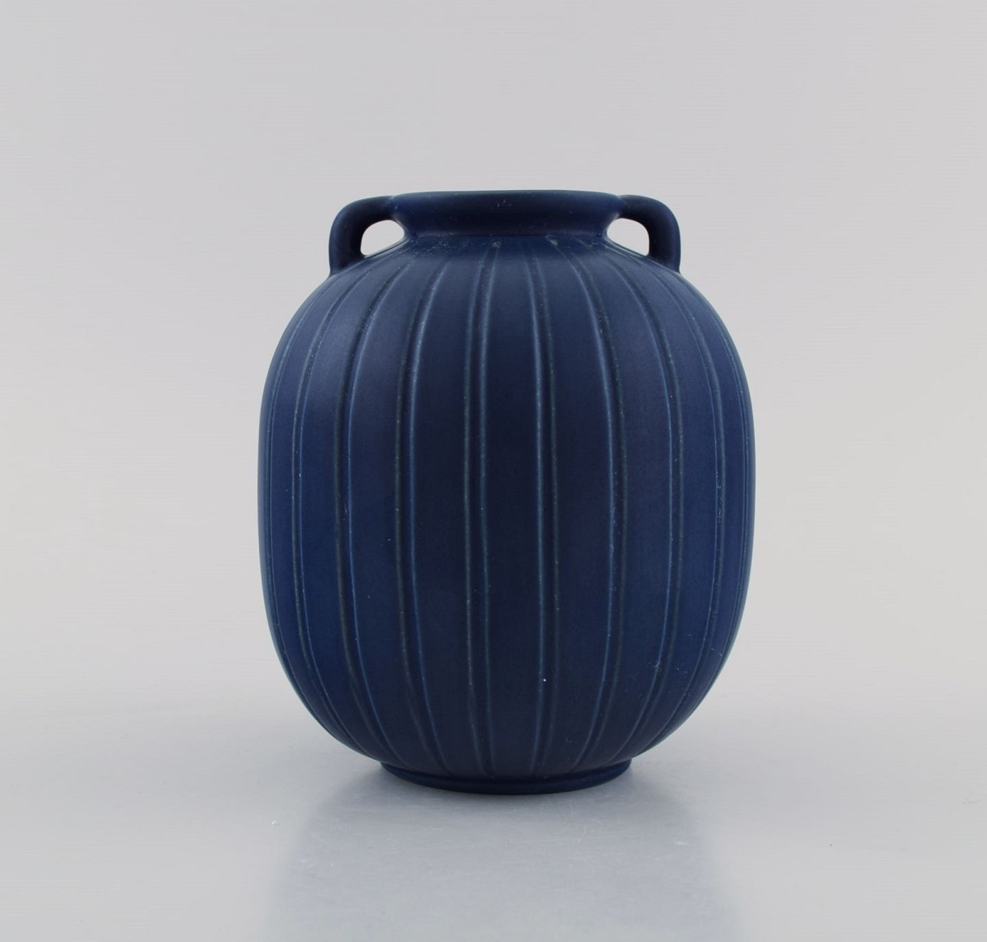 L Art - Ipsens Vase i glaseret keramik med rillet kor