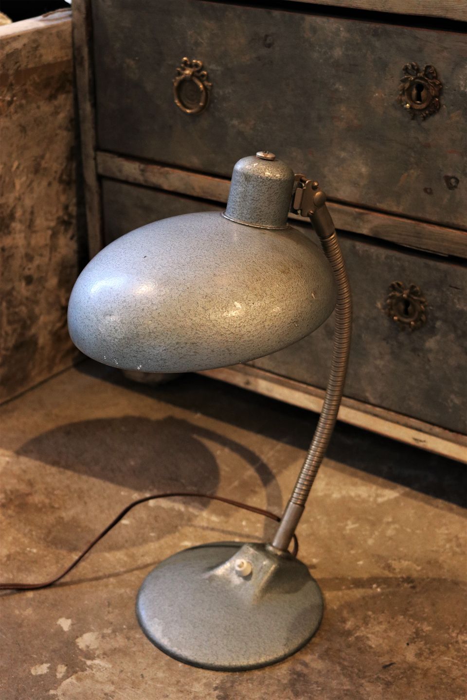 www.Antikvitet.net - Gammel vintage / retro metal bordlampe med bøjelig i gråblå metallic farve med en patina....
