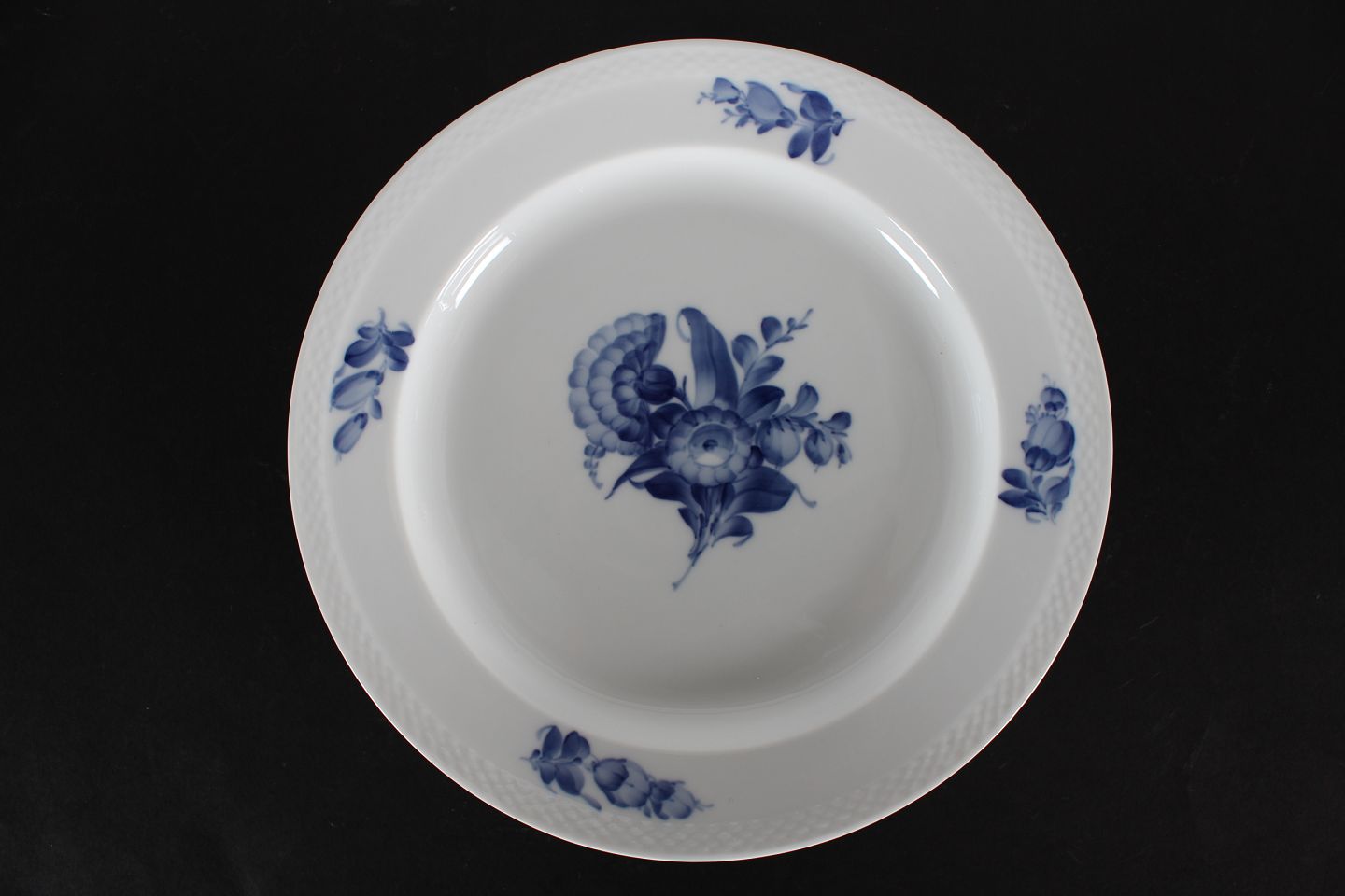 KAD ringen - Royal Copenhagen * Blue Flower Braided * * Large serving  platter 8012 * Ø 33,5 c - Royal Copenhagen * Blue Flower Braided * * Large  serving platter 8012 * Ø 33,5 c