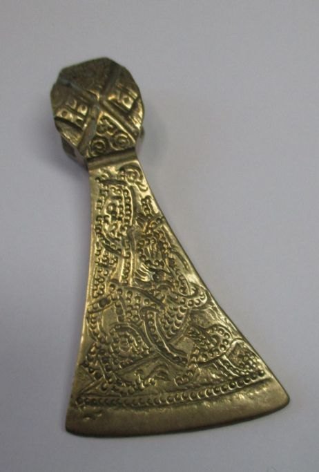 www.Antikvitet.net - Hals smykke, bronze, økse. 20. årh. Vikinge smykke,