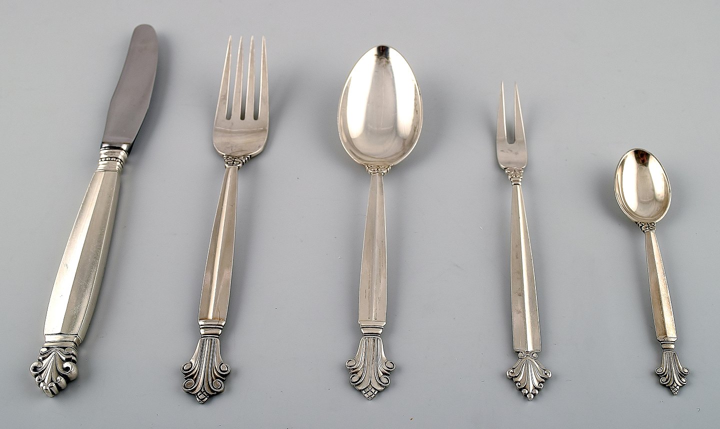 Interessant ale Først www.Antikvitet.net - Georg Jensen Sterlingsølv 'Dronning' Bestik. Komplet service, 30 dele til 6 personer. Interessant ale Først www.Antikvitet.net - Georg Jensen Sterlingsølv 'Dronning' Bestik. Komplet service, 30 dele til 6 personer.