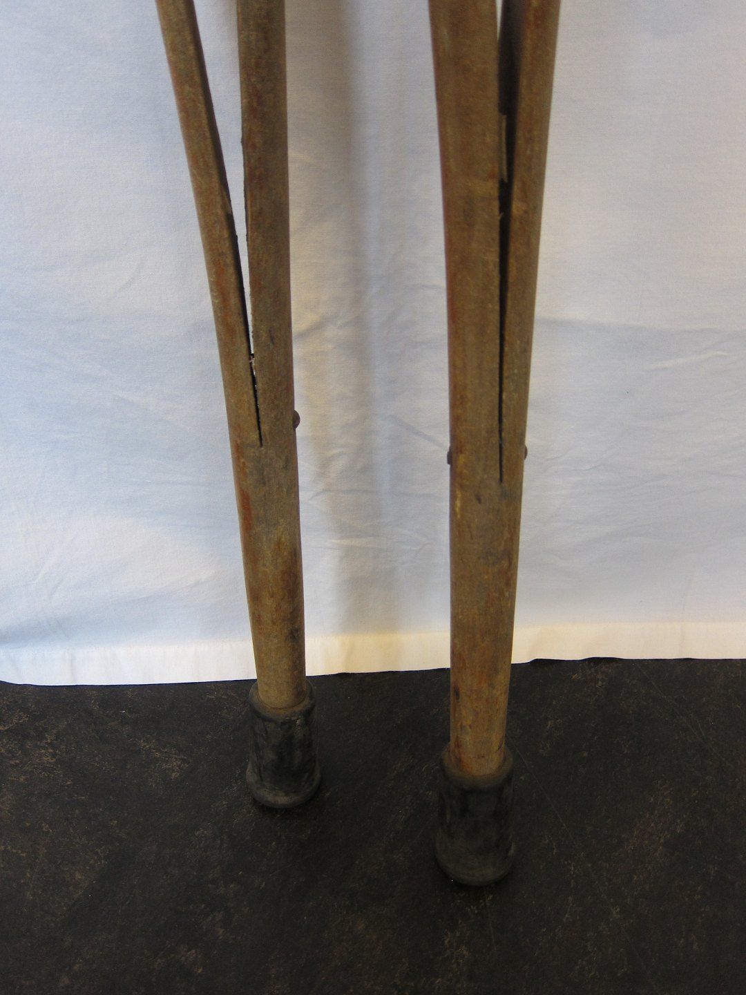 - Krykker * 2 gamle krykker af træ H: 132cm