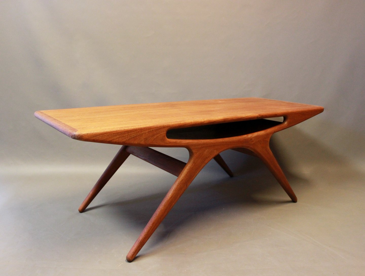 www.Antikvitet.net - "Smilet" i teak af Johannes Andersen og CFC fra 1960erne. * 5000m2