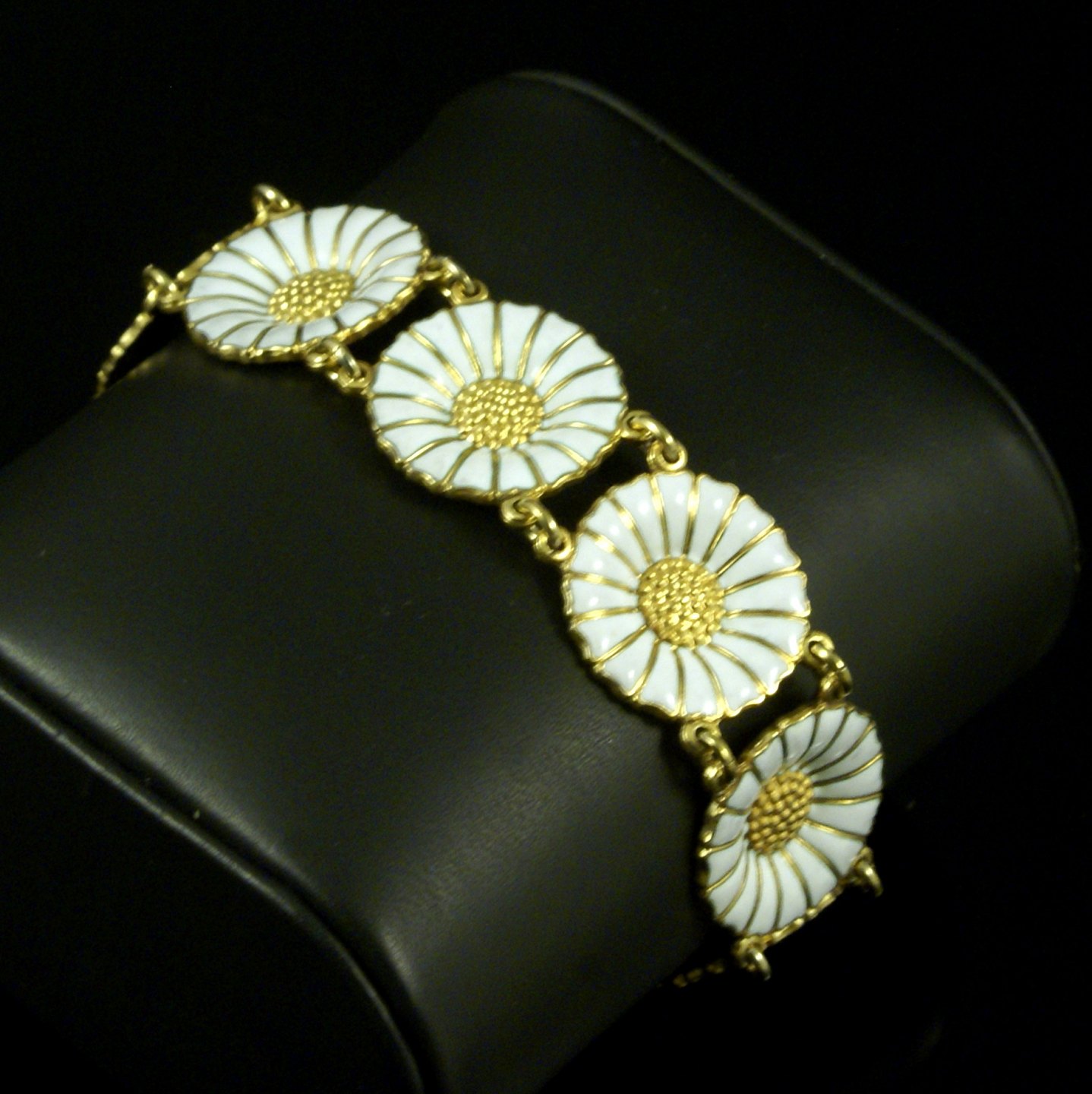 charter Sociale Studier vedhæng www.Antikvitet.net - Georg Jensen. 18 mm Marguerit / Daisy Armbånd i  Forgyldt sterling Sølv og hvid emalje.