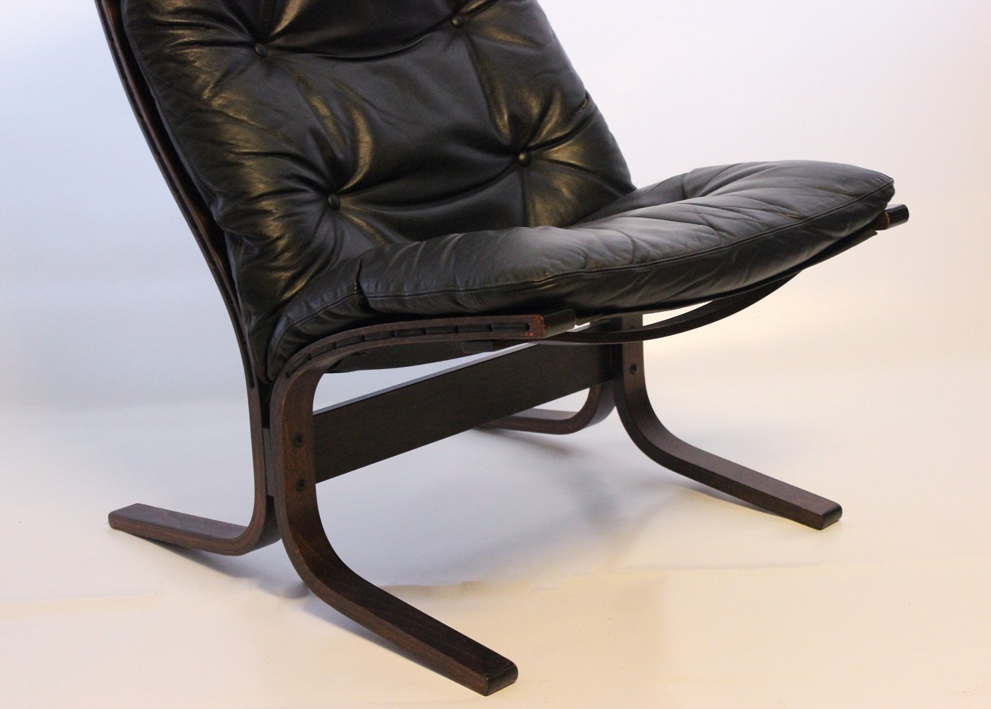 www.Antikvitet.net - Et par høje Siesta lænestole af sort læder og mørkt træ, designet af Ingmar og fremstillet h