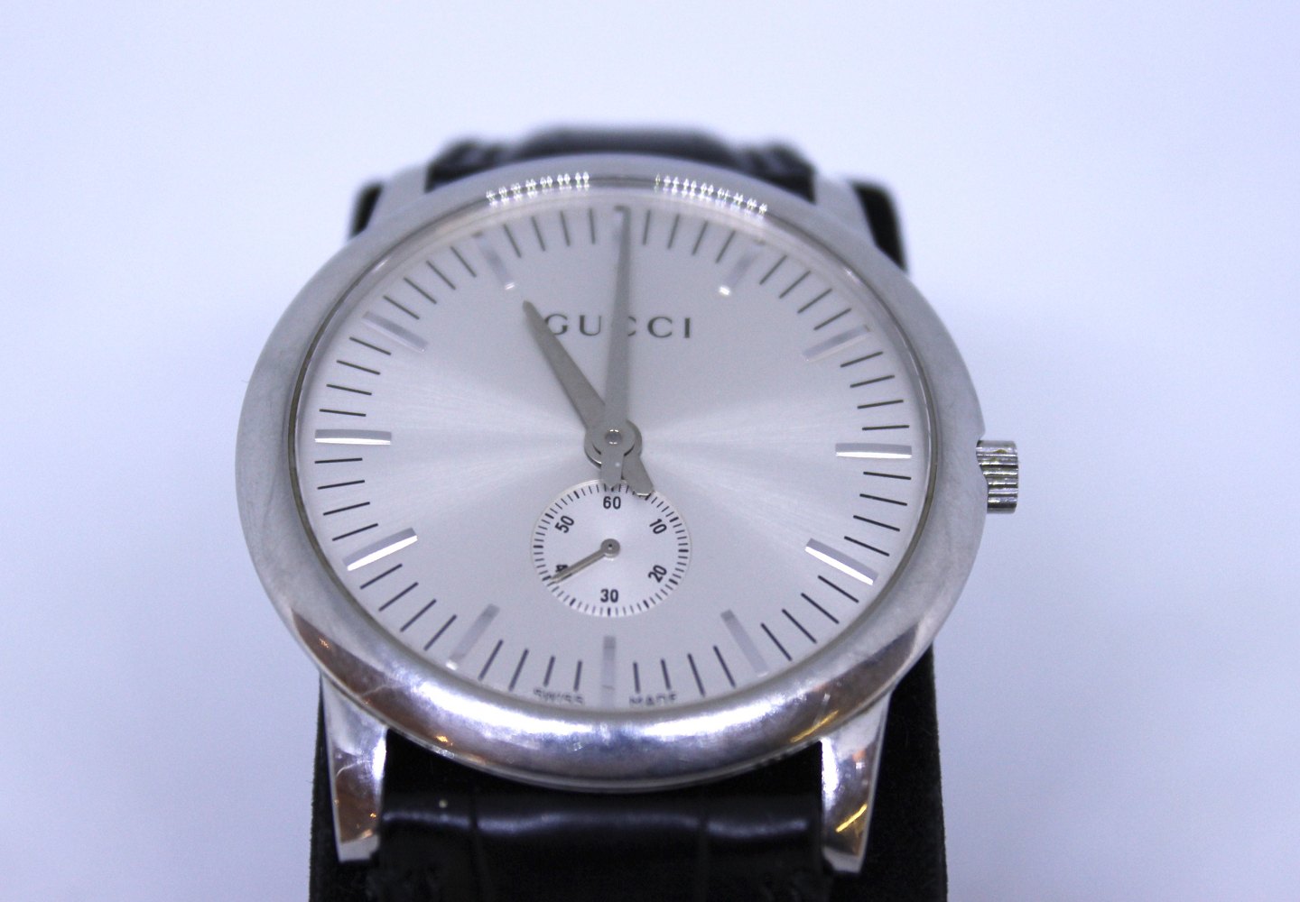www.Antikvitet.net - Gucci model 5600M armbåndsur med sort af stål. * 5000m2 udstilling.
