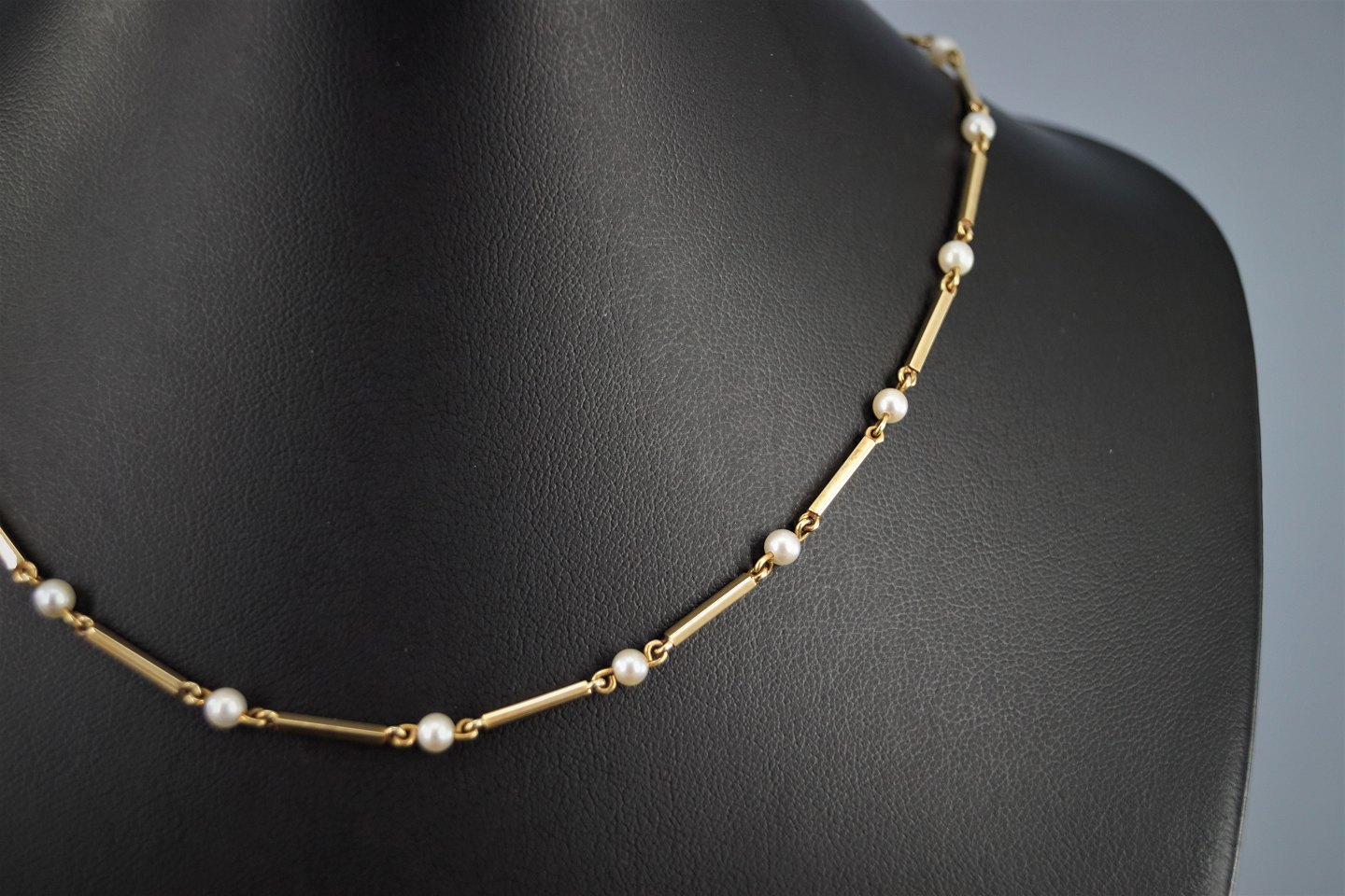 - Pind-perle halskæde af 14 kt. guld