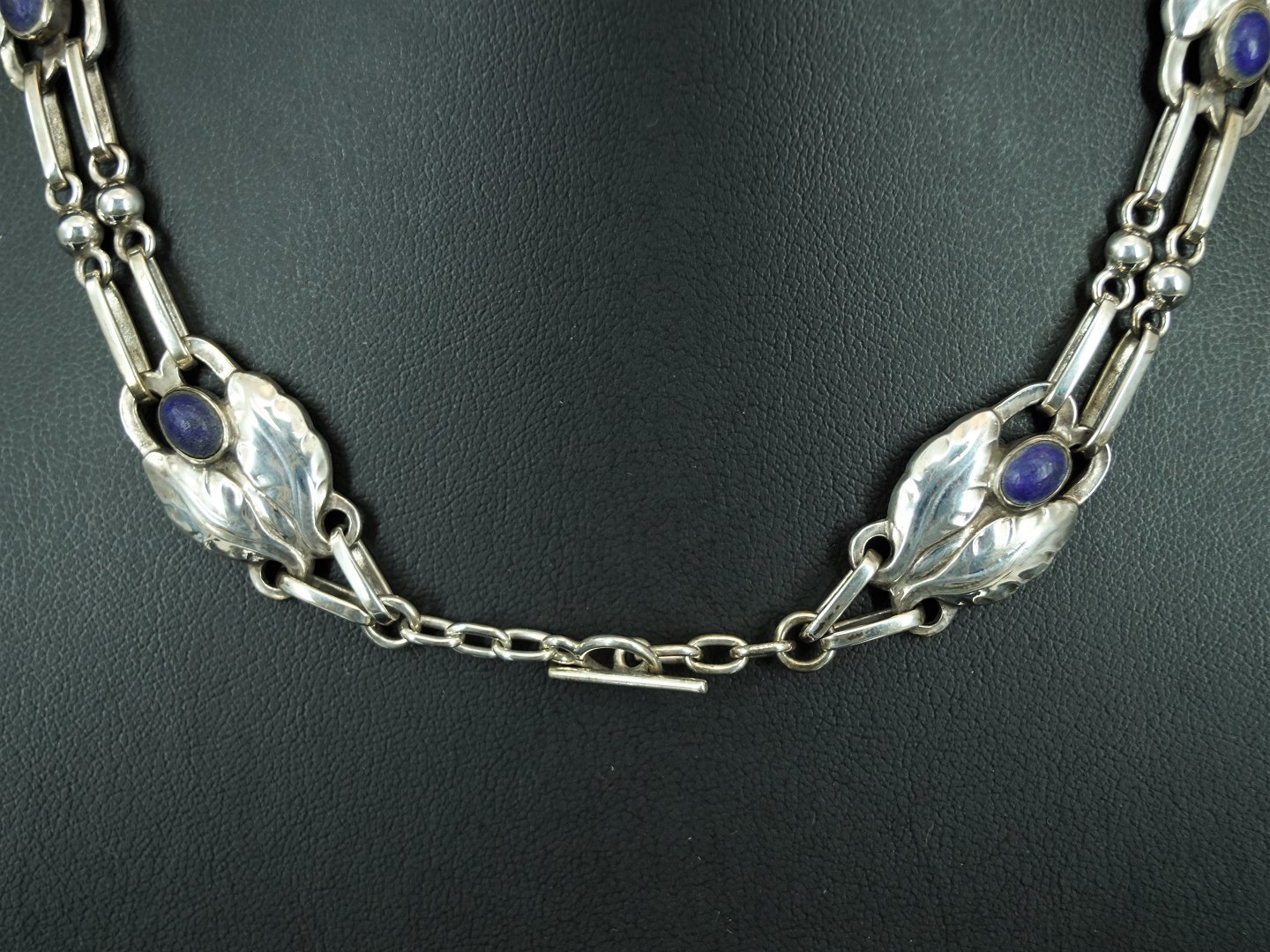www.Antikvitet.net - Georg Jensen; Halscollier af sølv prydet med lapis lazuli