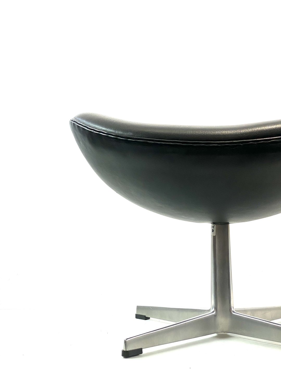 www.Antikvitet.net - Skammel til model 3127, polstret i sort elegance læder, designet af Arne Jacobsen i 1958 og f