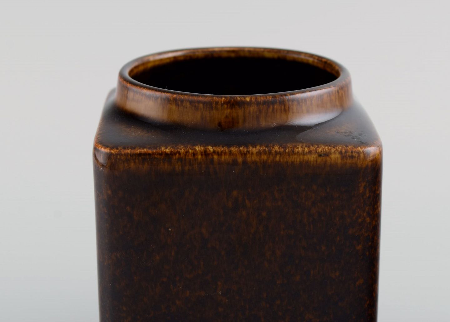 www.Antikvitet.net Finland. Vase i glaseret porcelæn. Smuk i brune nuancer. 1940/50'erne. *