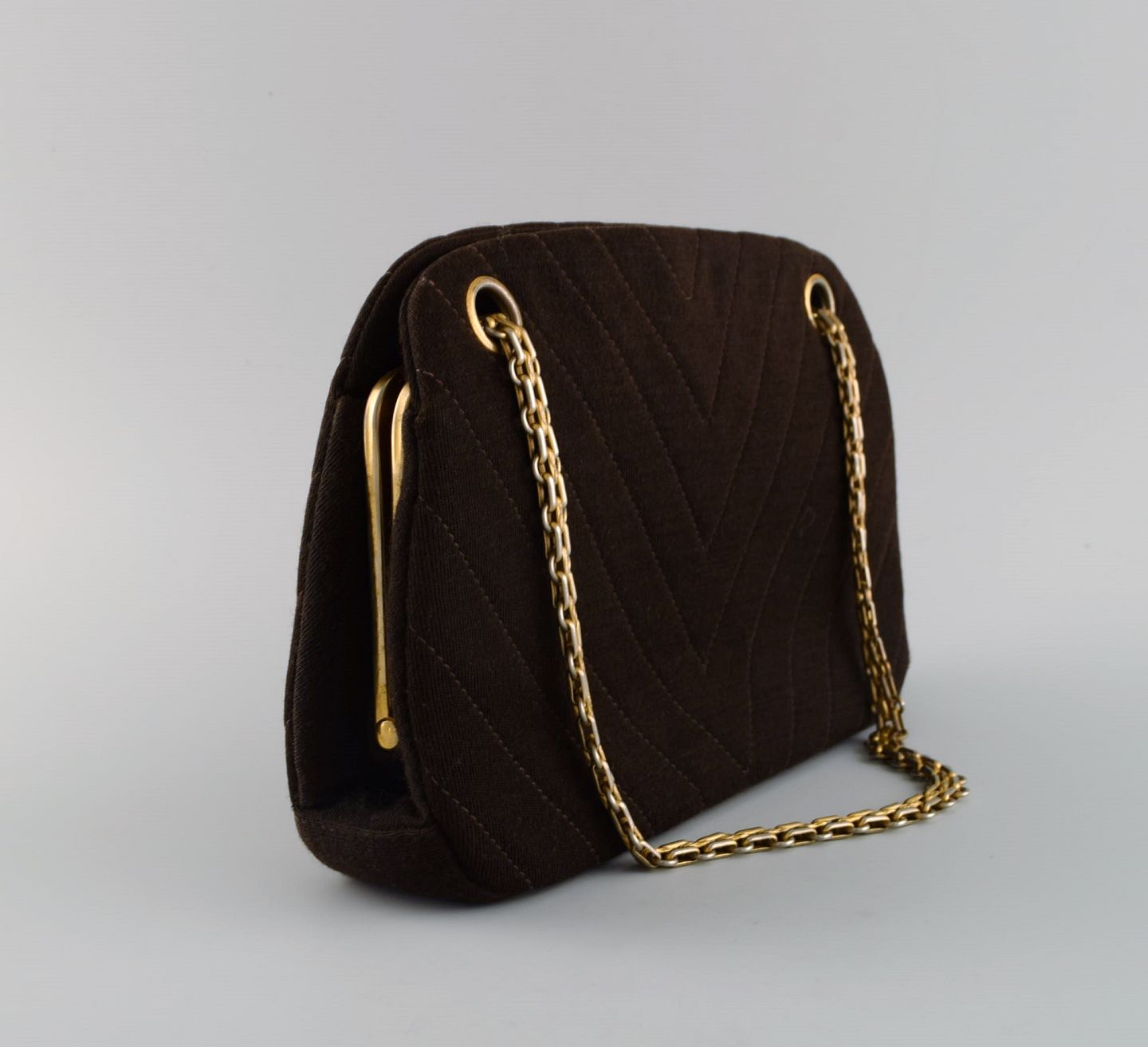 L Art - Vintage Chanel bag in brown velvet. Interior red velvet. Pat