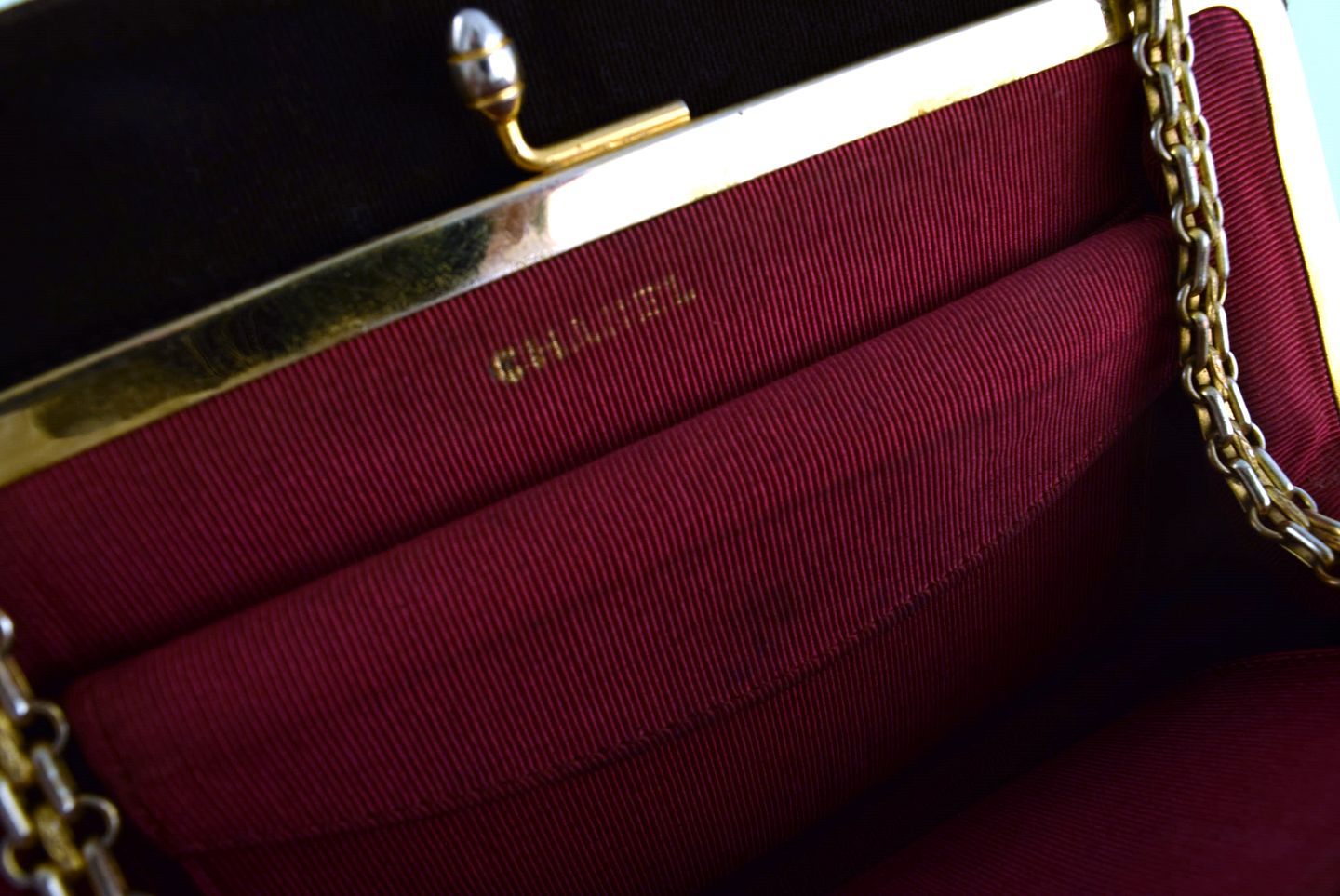 L Art - Vintage Chanel bag in brown velvet. Interior red velvet. Pat