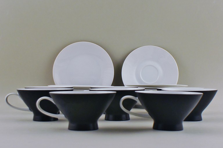 Rosenthal kaffeservice, 8 sæt, kaffekopper, underkopper, desserttallerkener. 
Smukt moderne kaffeservice i sort og hvidt.