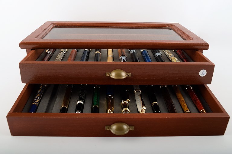 Large collection of Vaccaro ball and fountain pens in a wooden case.